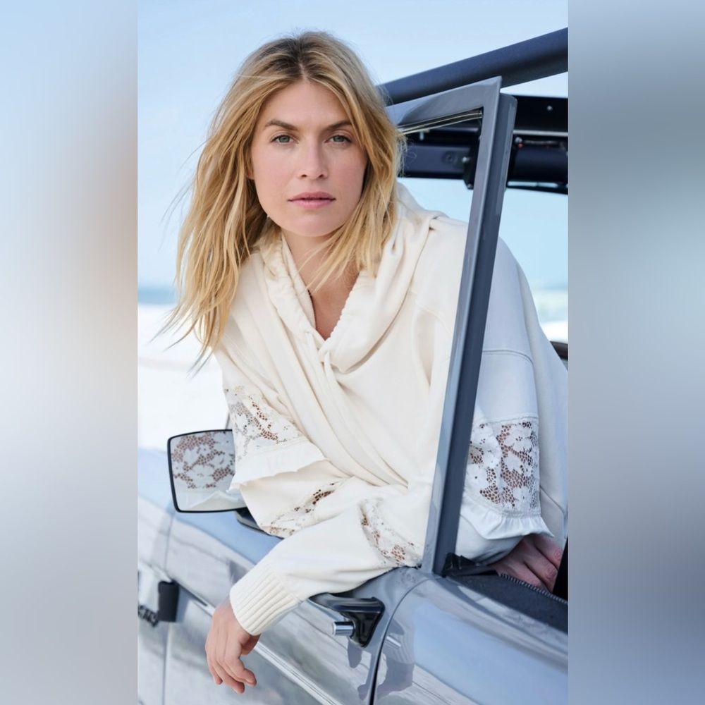 Rhythm Bloom Lace Sleeve Hoodie
As Revival In: Ivory